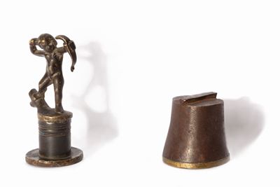 Due sigilli in bronzo con stemmi nobiliari, secoli XVII - XVII, uno con manico in ferro e uno con...