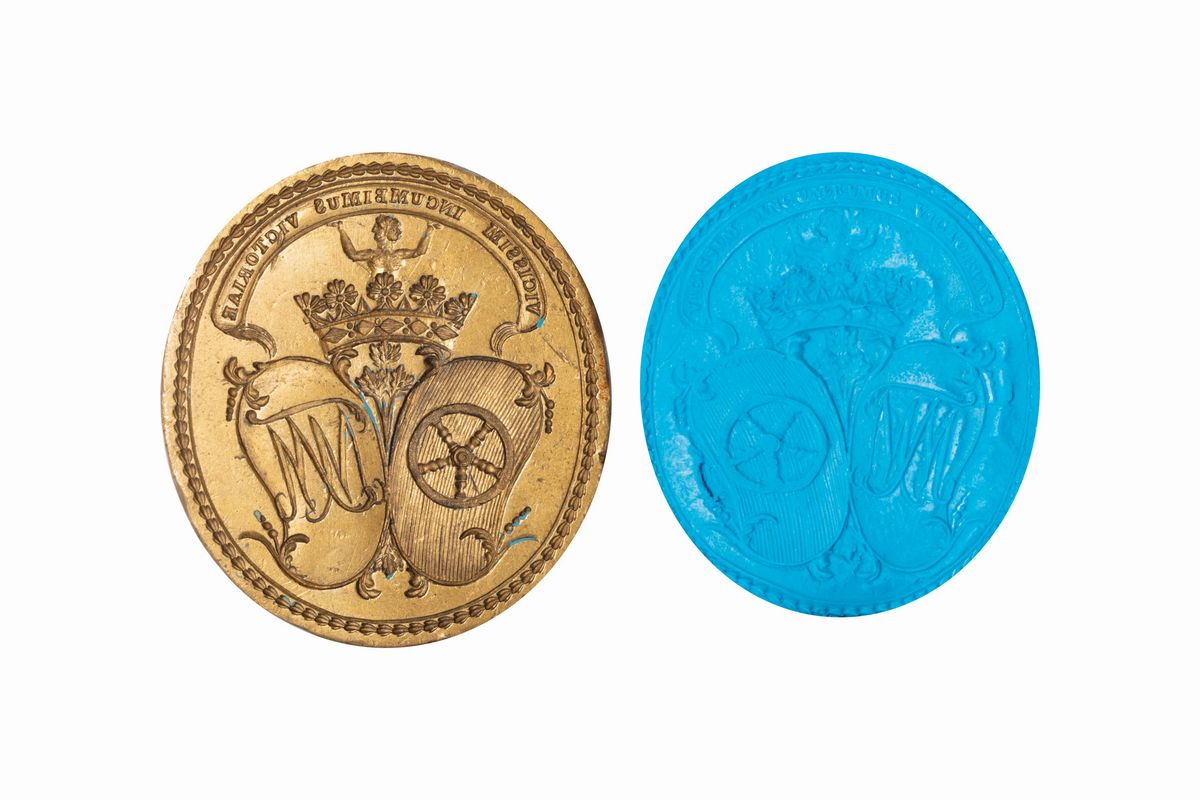 Due sigilli in bronzo con stemmi nobiliari, secoli XVII - XVII, uno con manico in ferro e uno con...