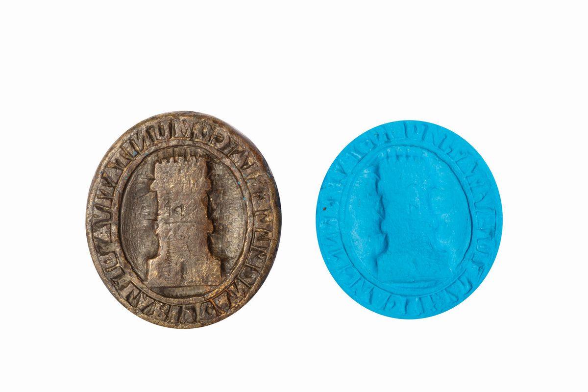 Due sigilli in bronzo con stemmi nobiliari, secoli XVII - XVII, uno con manico in ferro e uno con...