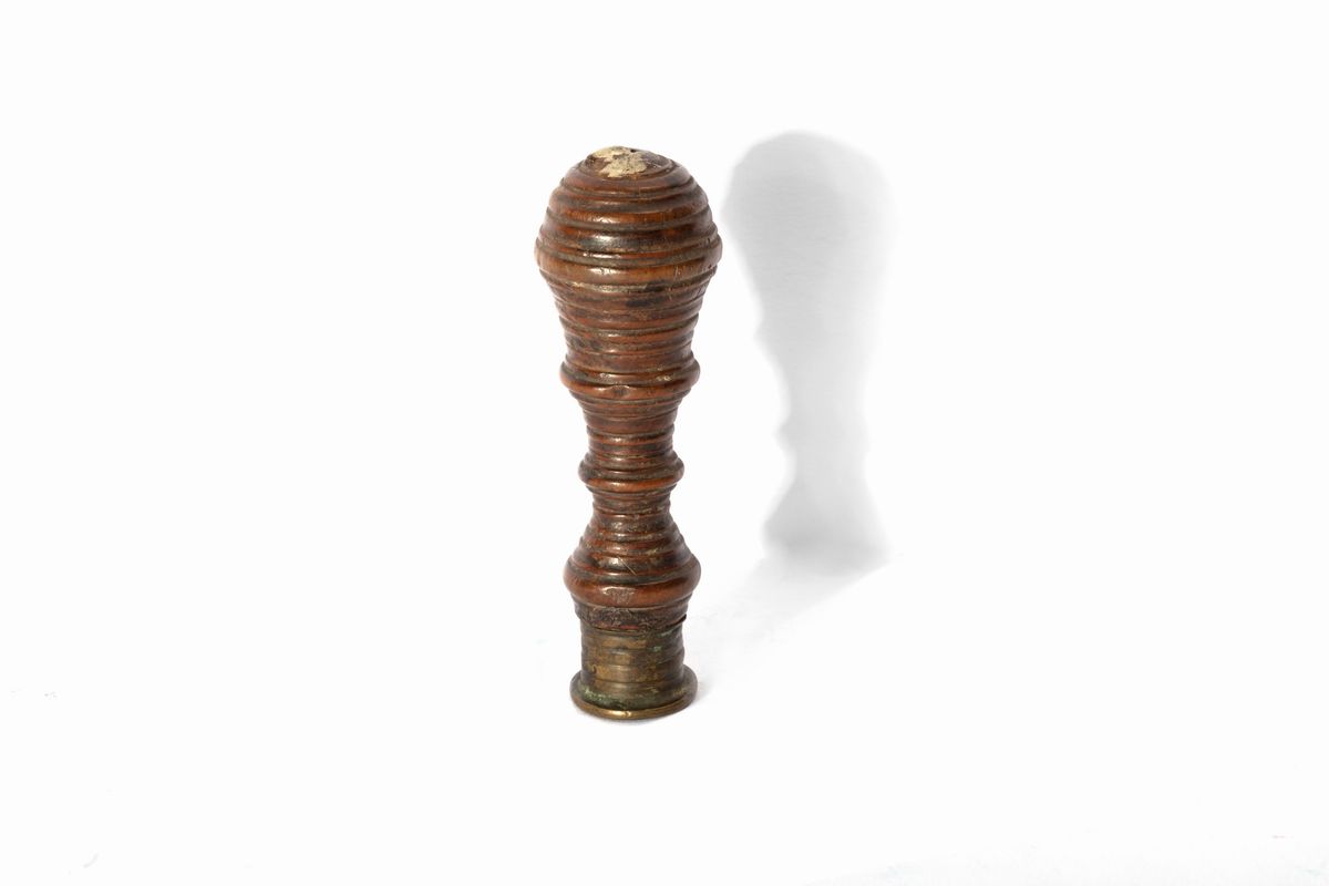 Sigillo in bronzo con manico in legno tornito, stemma nobiliare, secoli XVII-XVIII