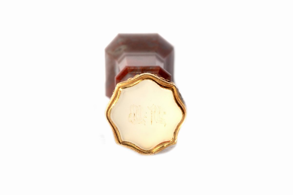 Sigillo in oro con manico in pietra dura, Inghilterra, XIX secolo, con monogramma MN