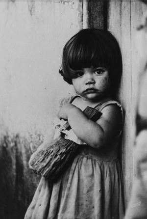 La nina de la muneca de palo