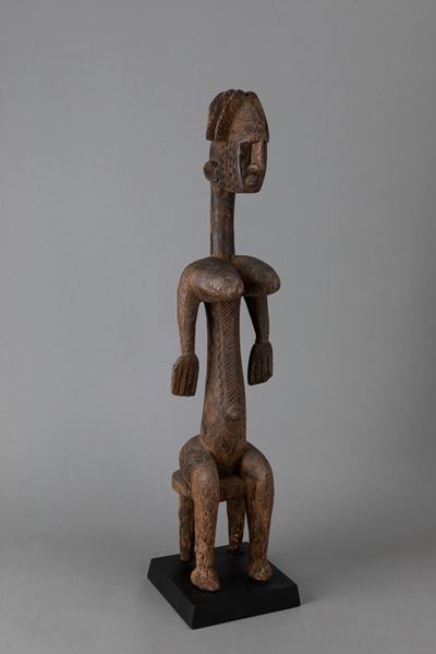 Scultore Bambara, Figura femminile seduta in legno duro