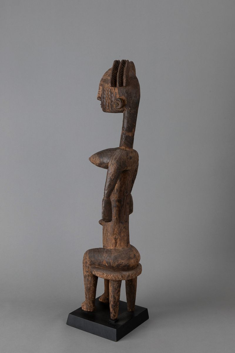 Scultore Bambara, Figura femminile seduta in legno duro