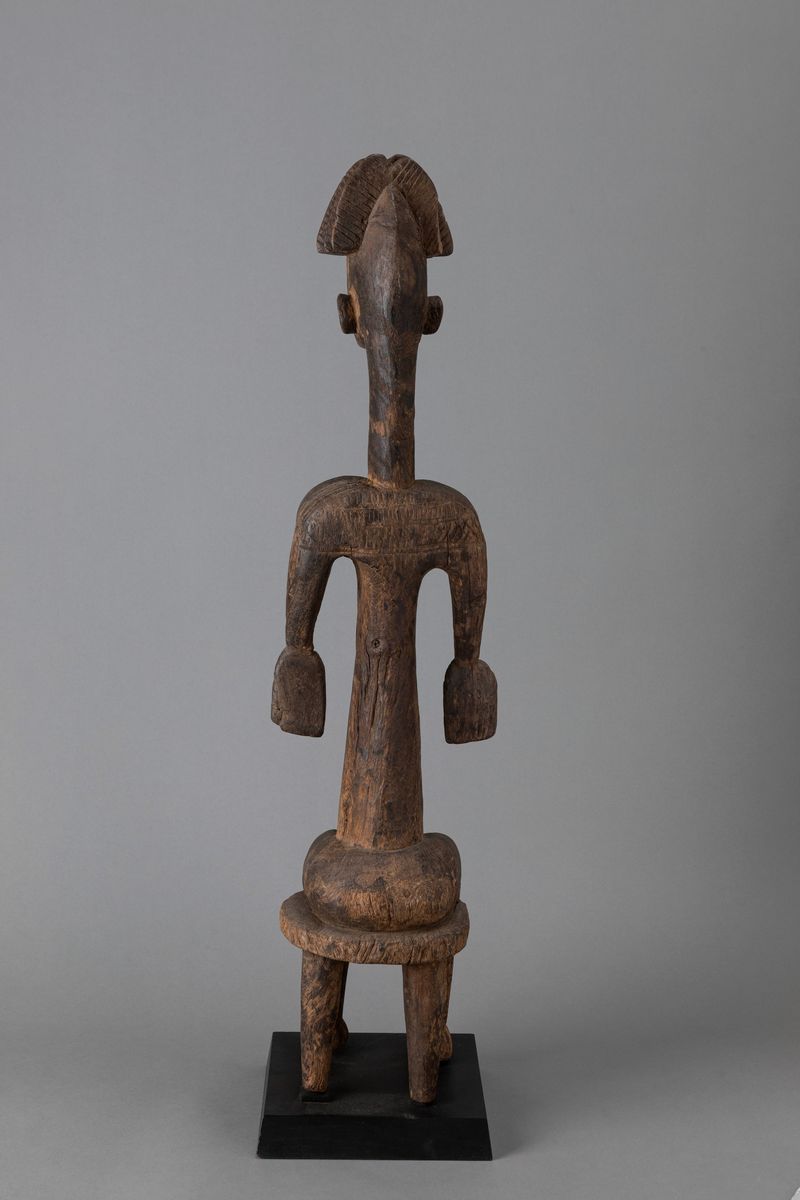 Scultore Bambara, Figura femminile seduta in legno duro