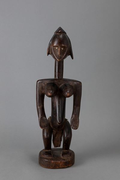 Scultura Bambara, Figura femminile in legno duro con dischetti di metallo