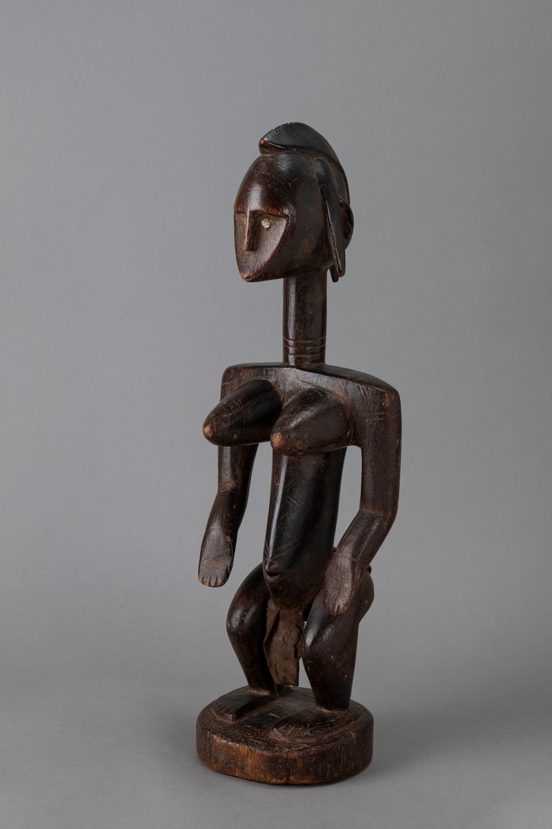 Scultura Bambara, Figura femminile in legno duro con dischetti di metallo