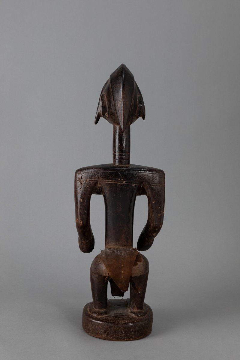 Scultura Bambara, Figura femminile in legno duro con dischetti di metallo