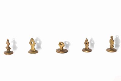 Cinque antichi sigilli pendenti in bronzo con stemmi nobiliari, dimensioni variabili