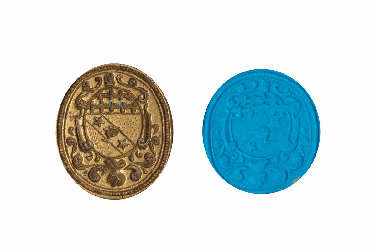 Cinque antichi sigilli pendenti in bronzo con stemmi nobiliari, dimensioni variabili