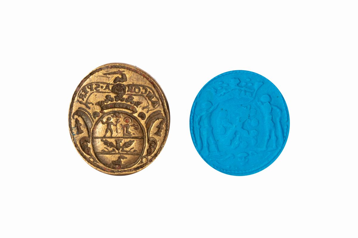 Cinque antichi sigilli pendenti in bronzo con stemmi nobiliari, dimensioni variabili