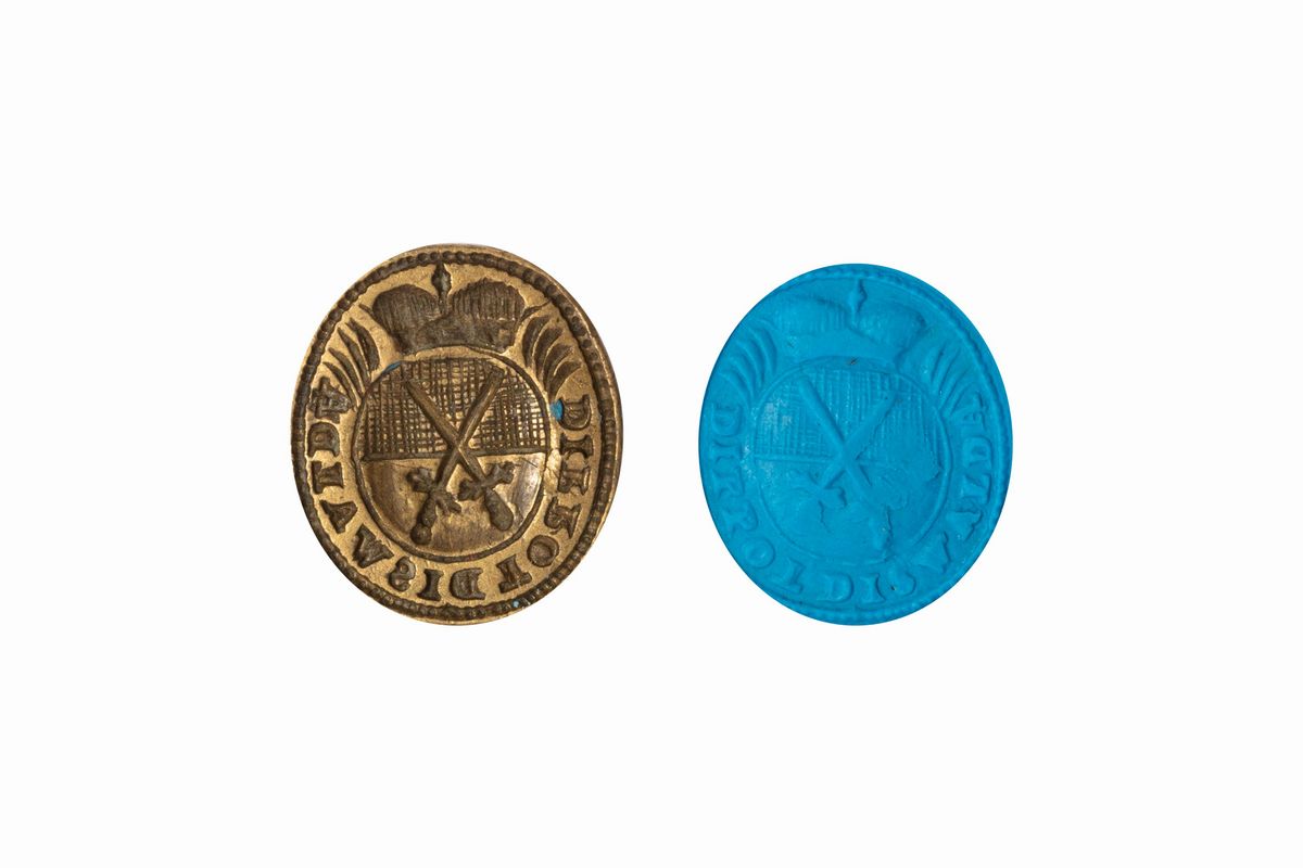 Cinque antichi sigilli pendenti in bronzo con stemmi nobiliari, dimensioni variabili