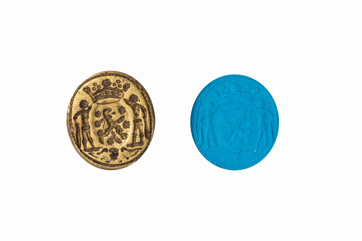 Cinque antichi sigilli pendenti in bronzo con stemmi nobiliari, dimensioni variabili