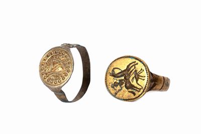 Due Antichi Anelli in Bronzo, con Sigilli