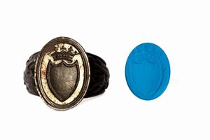 Anello in ferro, con scudo sormontato da corona, e strumenti musicali sui lati, secolo XIX