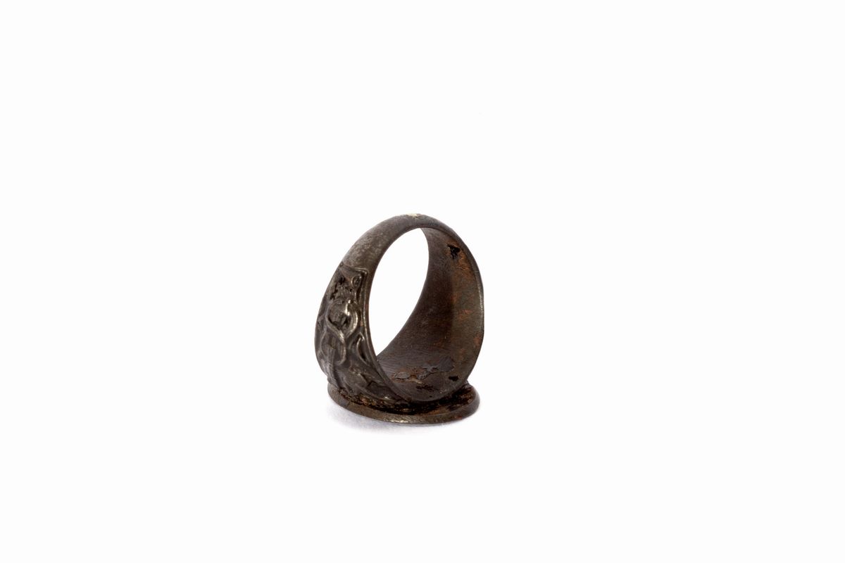 Anello in Ferro con Scudo Sormontato da Corona, e Strumenti Musicali sui Lati, Secolo XIX