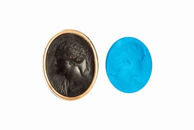 Sigillo a pendente in oro e onice, profilo di donna, inizio secolo XIX