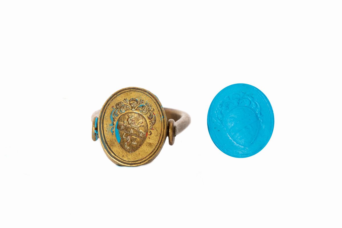 Lotto Composto da Tre Sigilli in Bronzo a Pendente, di Cui Due Multipli, con Stemmi Nobiliari, Se...