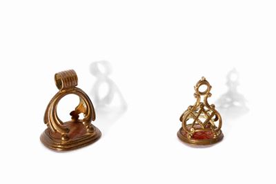 Due sigilli in bronzo a pendente con corniole incise, simboli massonici