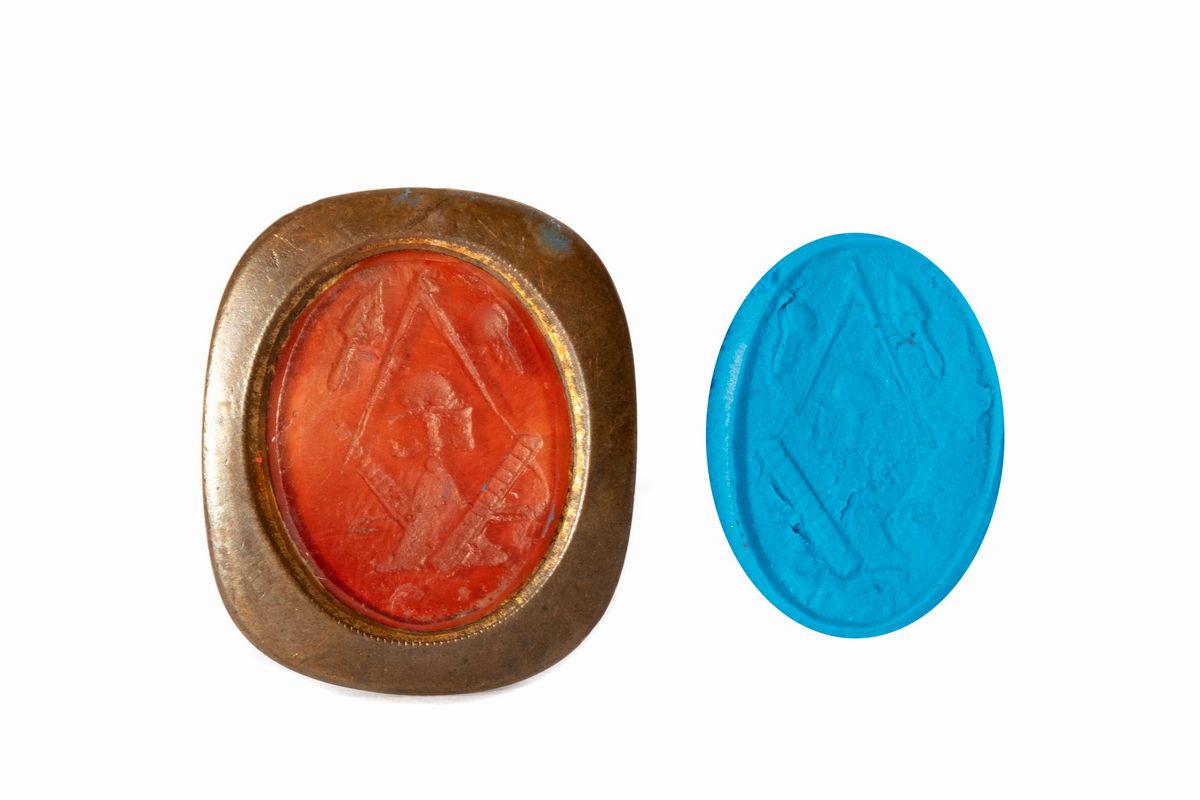Due sigilli in bronzo a pendente con corniole incise, simboli massonici