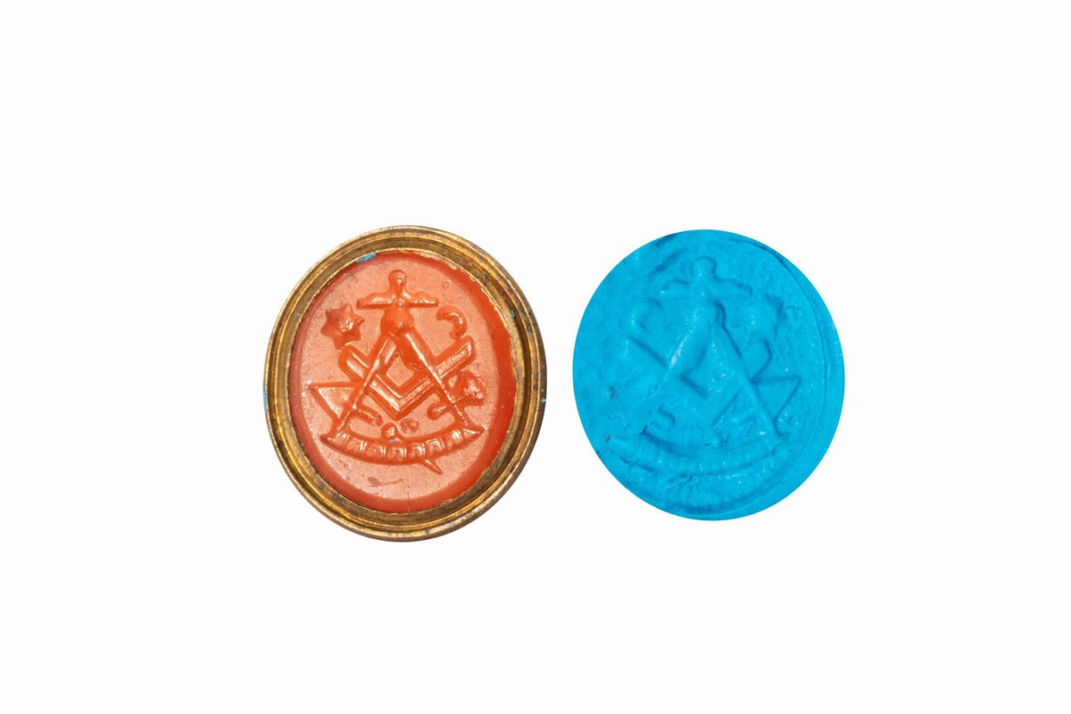 Due sigilli in bronzo a pendente con corniole incise, simboli massonici
