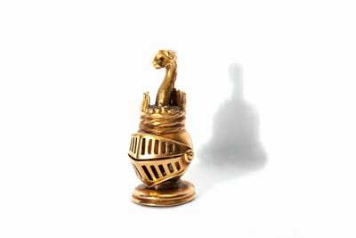 Sigillo in oro con presa a forma di elmo e corniola non incisa, secoli XIX - XX