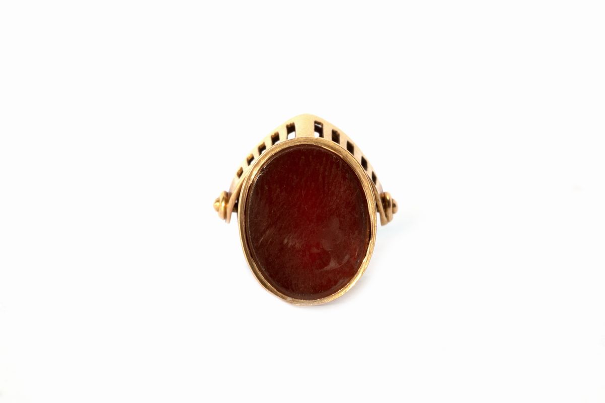 Sigillo in oro con presa a forma di elmo e corniola non incisa, secoli XIX - XX