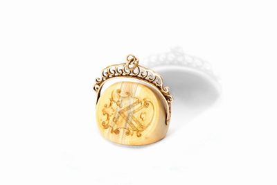Sigillo Multiplo a Pendente in Oro 9 K 375 e Pietra Dura con Stemma Nobiliare, Aquila e Monogramm...