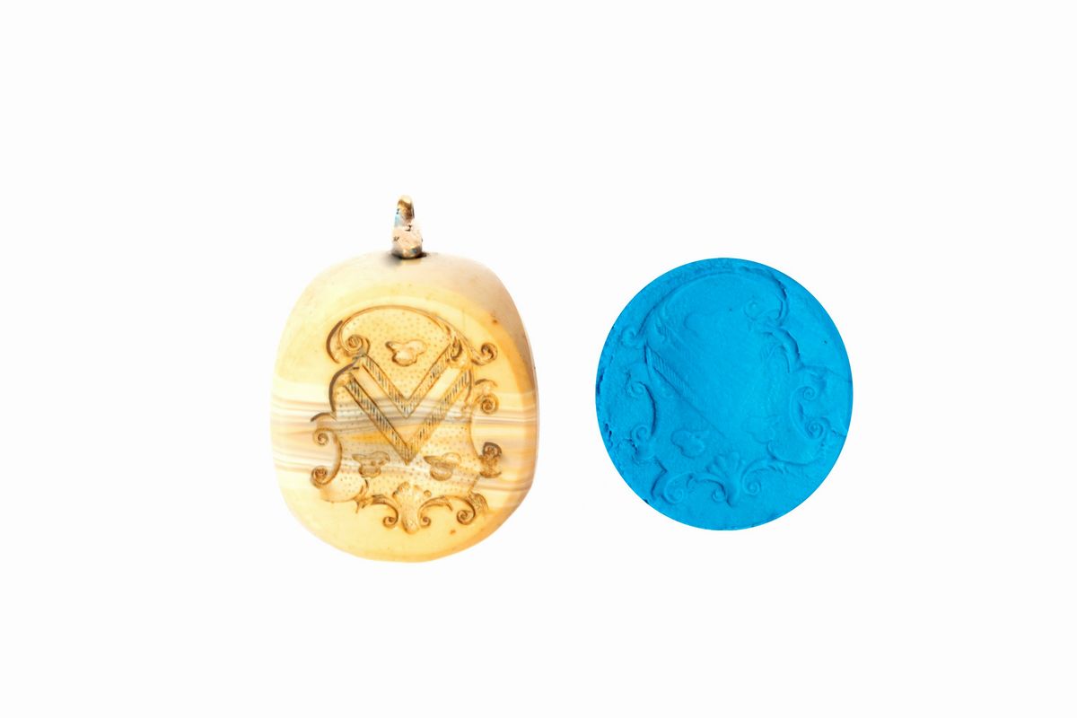 Sigillo multiplo a pendente, oro 9 k 375 e pietra dura con stemma nobiliare, Inghilterra, secolo ...