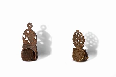 Tre sigilli a pendente con stemmi nobiliari, bronzo, ferro e corniola, secoli XVIII - XIX