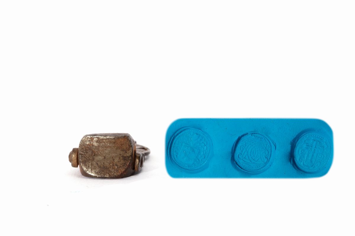 Tre sigilli a pendente con stemmi nobiliari, bronzo, ferro e corniola, secoli XVIII - XIX