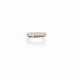 A 18K white gold and diamonds ring