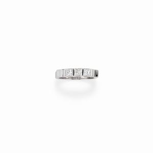 A 18K white gold and diamonds ring