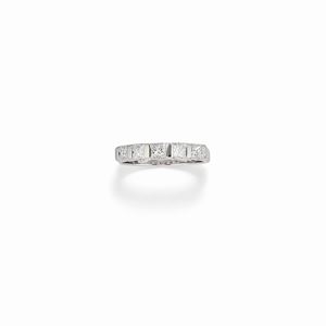  - A 18K white gold and diamond ring