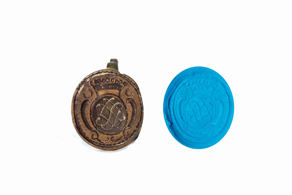 Lotto Composto da Cinque Sigilli di Cui Tre a Pendente, in Bronzo, con Stemmi Nobiliari, Secolo X...