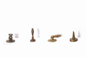 Lotto composto da quattro antichi sigilli, di cui tre in bronzo e uno in argento e ferro, con stemmi nobiliari