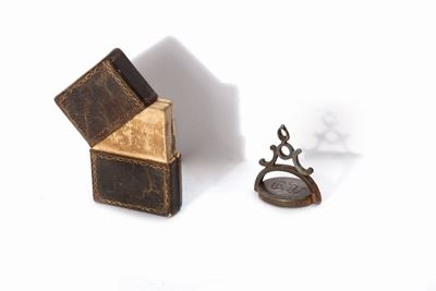Sigillo a pendente in ferro, con stemma nobiliare e monogramma ED, fine secolo XVIII