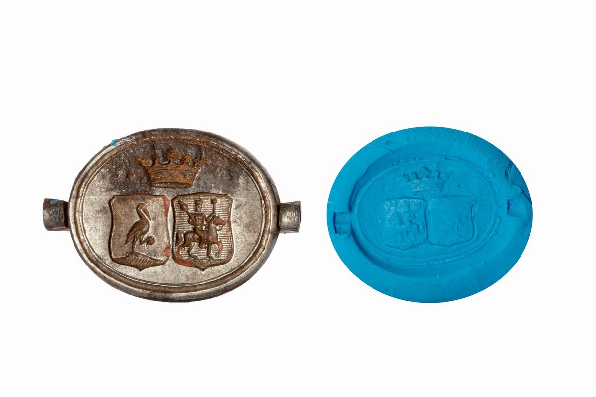 Sigillo a pendente in ferro, con stemma nobiliare e monogramma ED, fine secolo XVIII