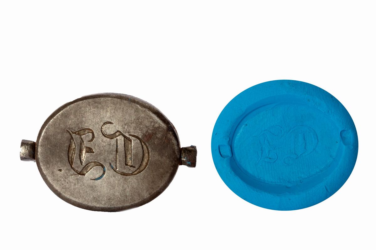 Sigillo a pendente in ferro, con stemma nobiliare e monogramma ED, fine secolo XVIII