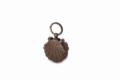 Sigillo a pendente in ferro con custodia a scomparsa a forma di conchiglia e stemma nobiliare, XV...