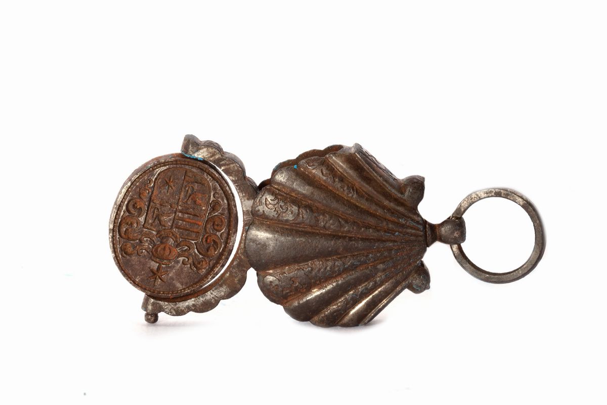 Sigillo a pendente in ferro con custodia a scomparsa a forma di conchiglia e stemma nobiliare, XV...