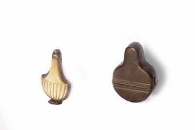 Sigillo con presa a forma di fiasca in madreperla e argento, monogramma BM, secoli XVIII-XIX