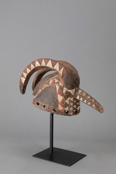 MOSSI, Maschera di danza in legno scolpito policromato