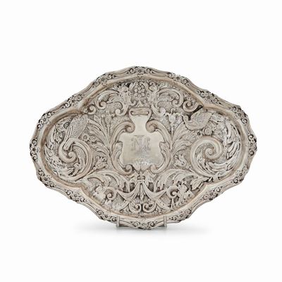 Piatto in argento, forma mistilinea, sbalzato