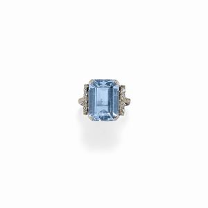  - Anello con pietra azzurra e zirconi