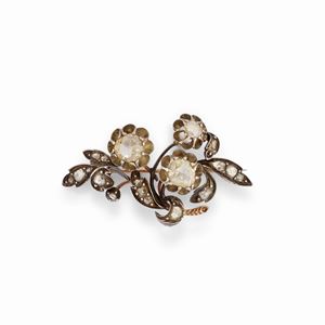 Spilla in oro bassa caratura, argento e diamanti, inizio XX secolo