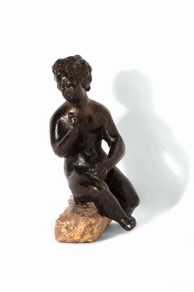 Piccola Scultura in Bronzo Raffigurante Putto Seduto, Italia Settentrionale Secolo XVII