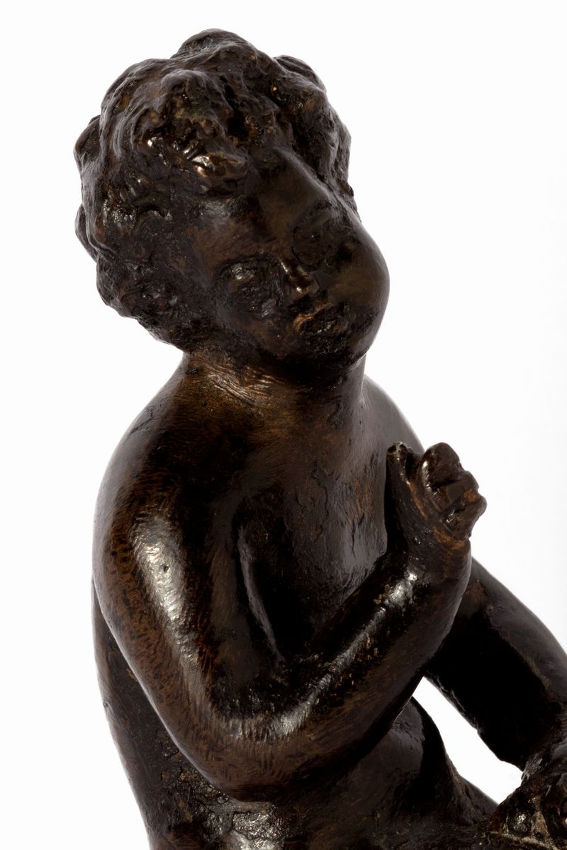 Piccola Scultura in Bronzo Raffigurante Putto Seduto, Italia Settentrionale Secolo XVII