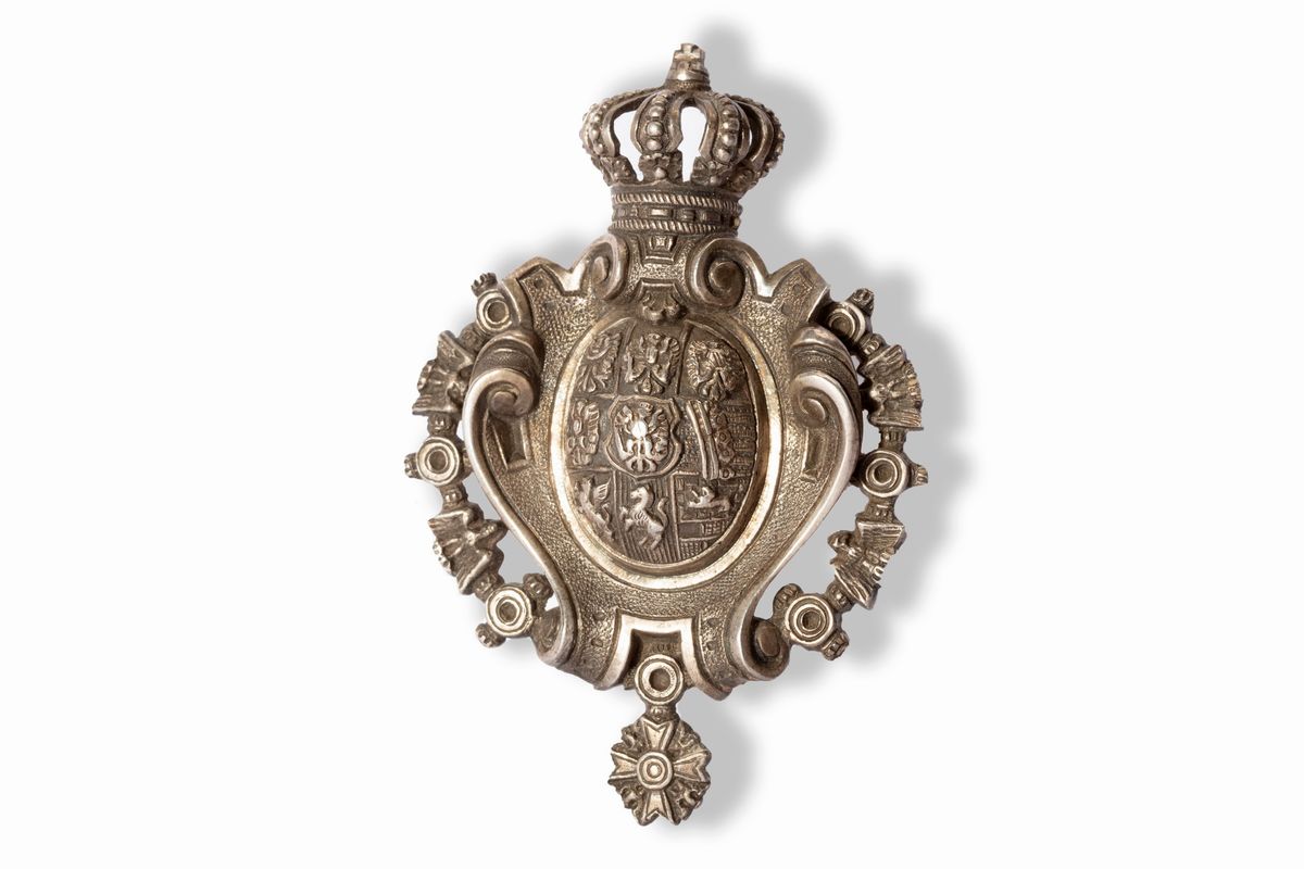 Silver coat of arms, surmounted by a crown, 19th century | Charms