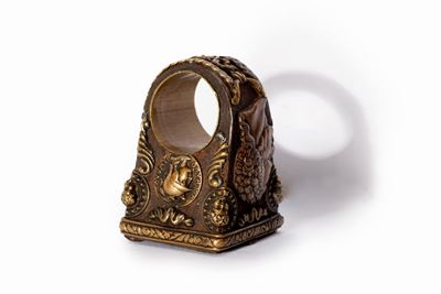 Anello a sigillo antico in bronzo e ferro con contenitore per ceralacca